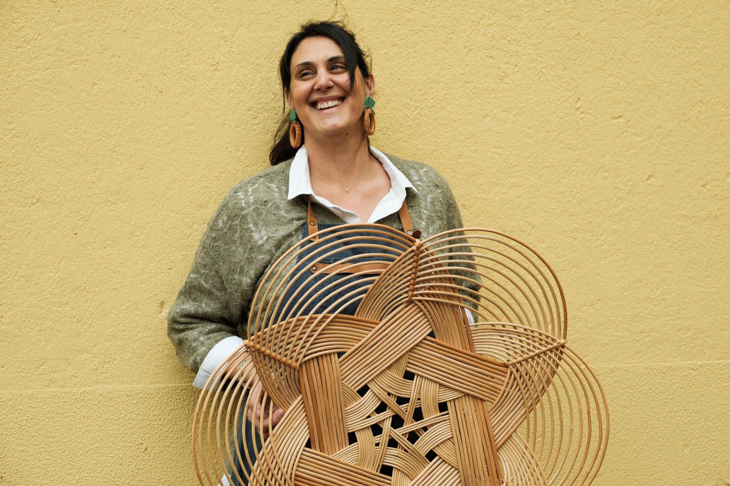 Portrait of artisan Catarina Jesus with one of her pieces in her hands.