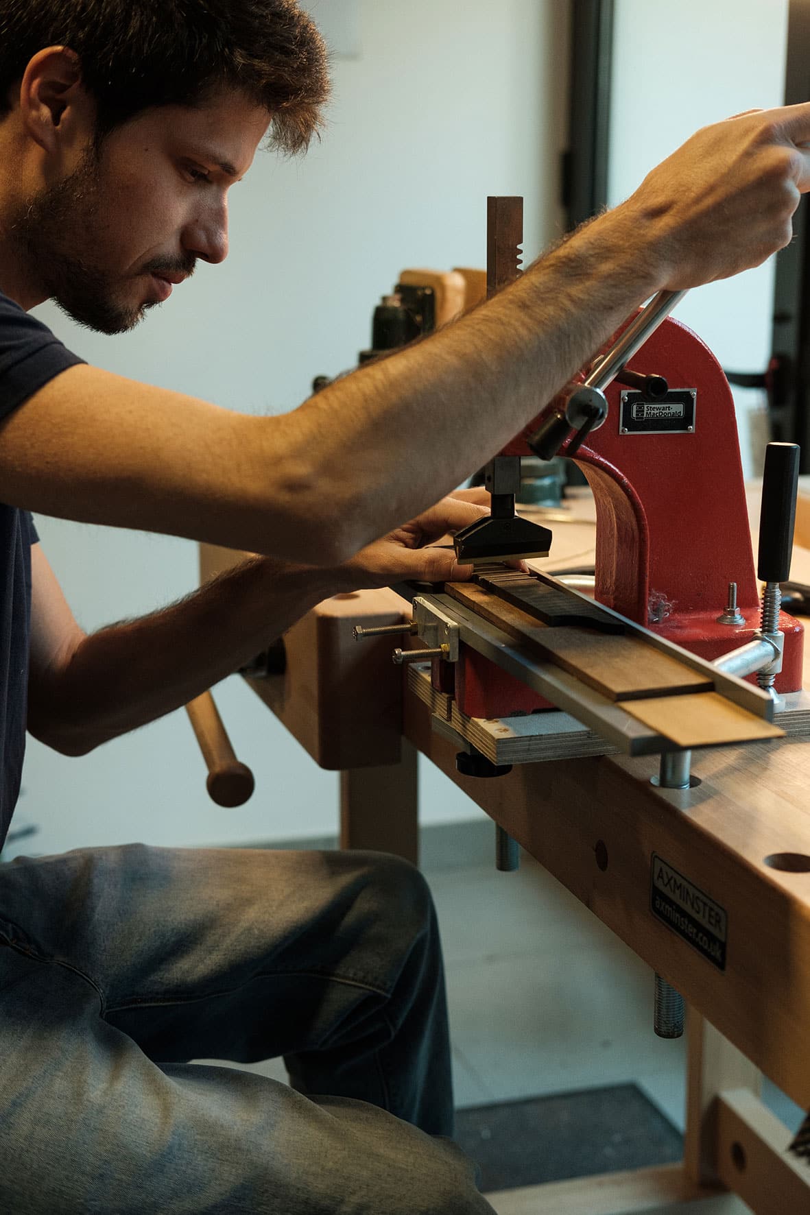 Artista Leonardo Afonso trabalha no seu atelier com maquinaria.