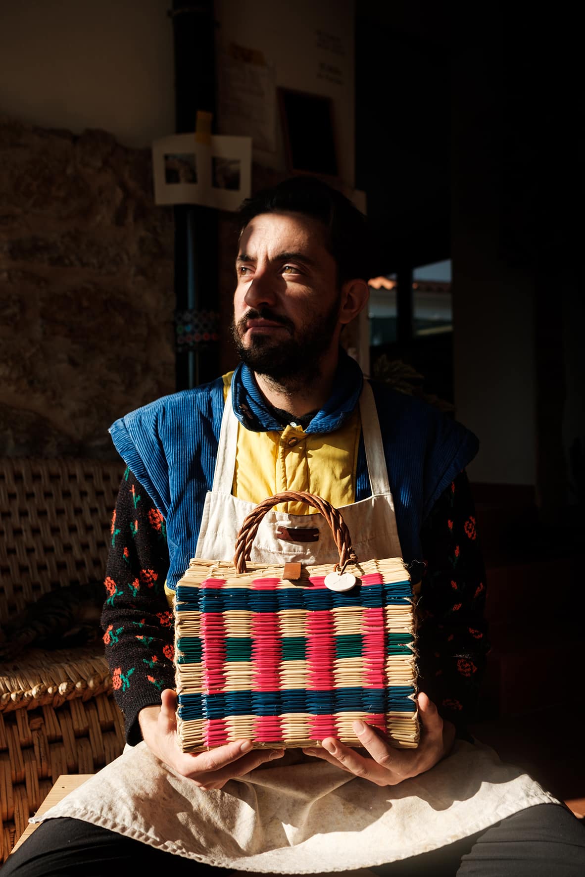Retrato de Nuno Henriques com uma mala-cesta Toino Abel nas mãos.