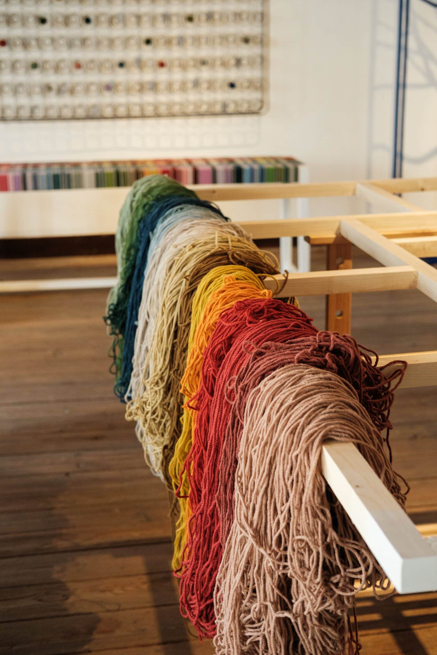 Fios de lã coloridos dispostos uns ao lado dos outros.