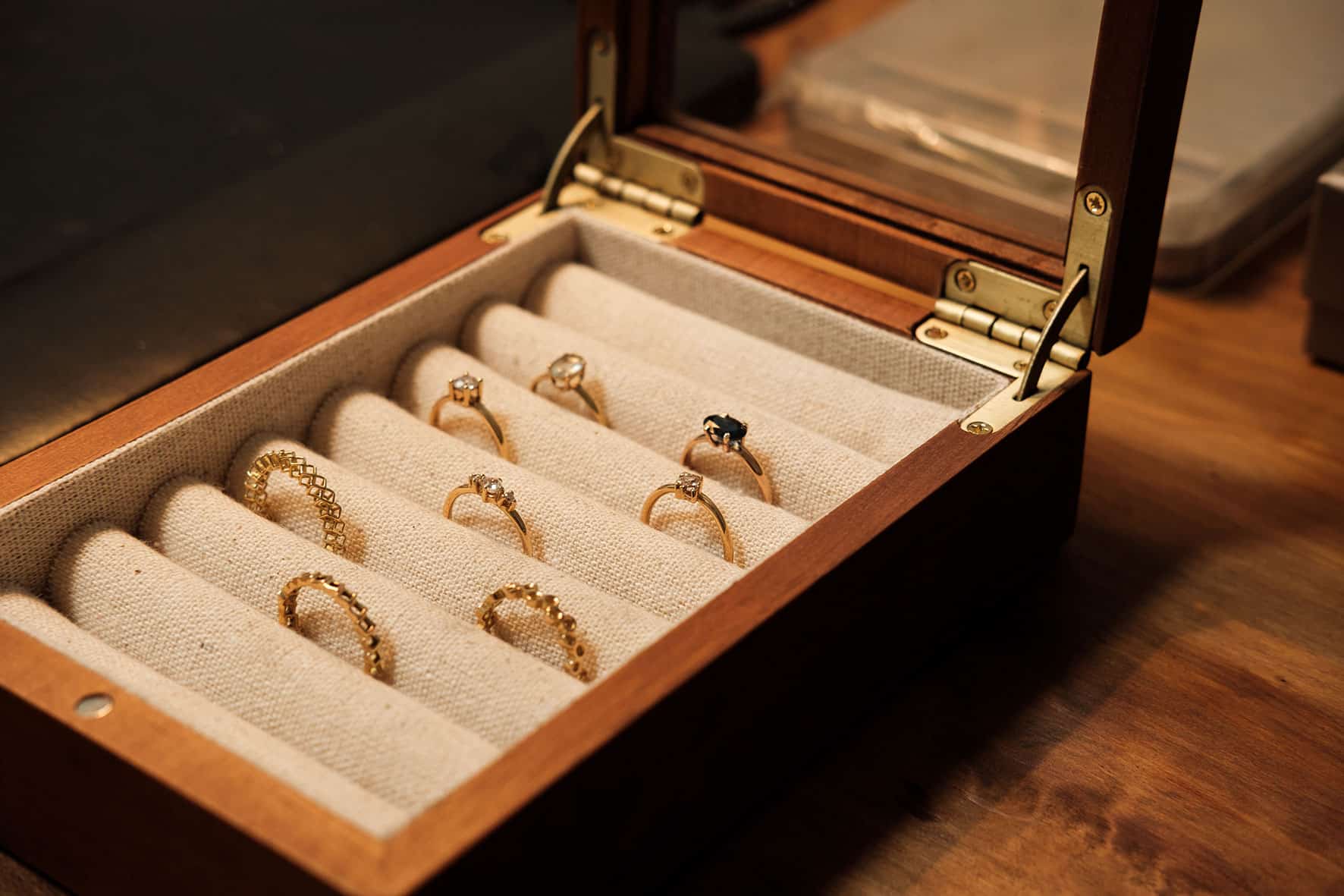 Caixa de joias exibindo diferentes anéis de ouro.