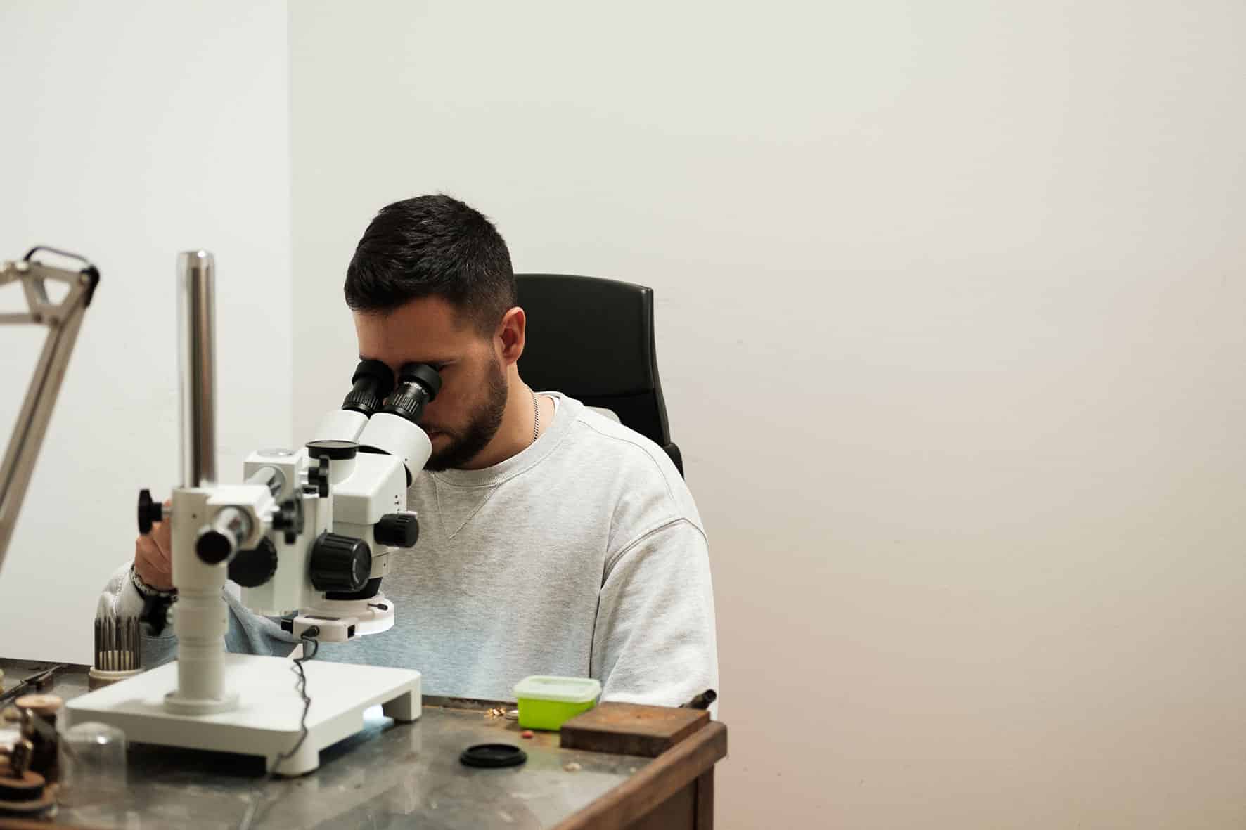 Romeu olha pelo microscópio.