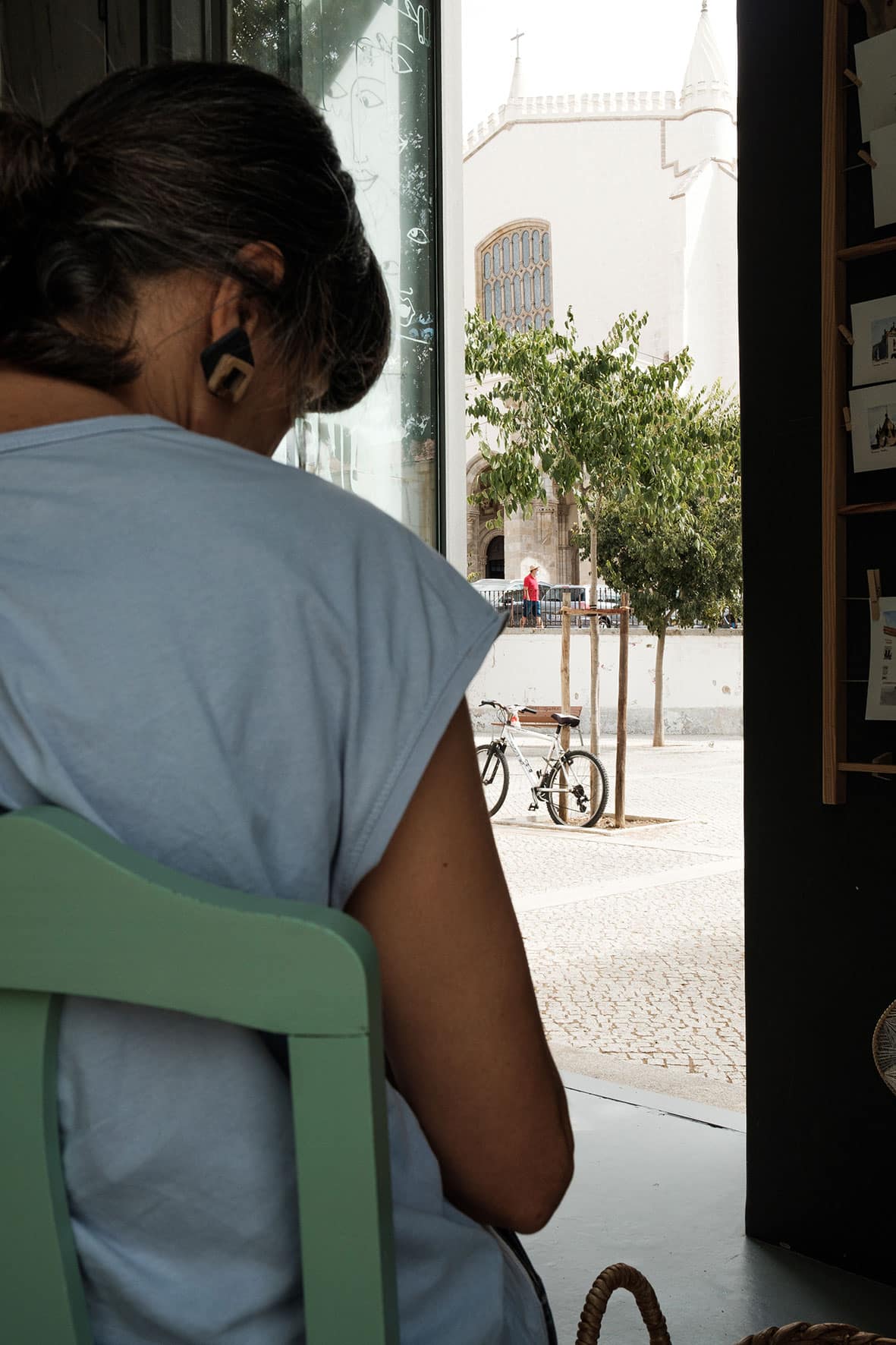 Helena Imaginário de costas, sentada num banco.